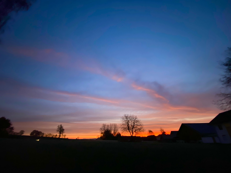 Dämmerung oben schon etwas blauer Himmel und unten orange Farbe