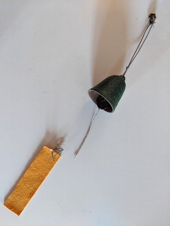 eine kleine grüne Glocke und ein kaputter Faden zur Windfahne