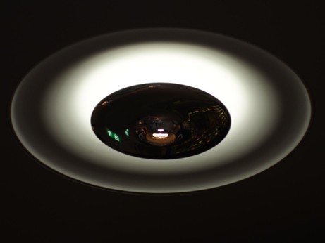 drei konzentrische Ringe in Schwarz, Grau und Weiß einer Deckenlampe 