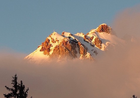 Blick auf die gleichen Gipfel wie vor ein paar Tagen aber dies Mal mit rötlichem Farbschimmer auf Schnee 