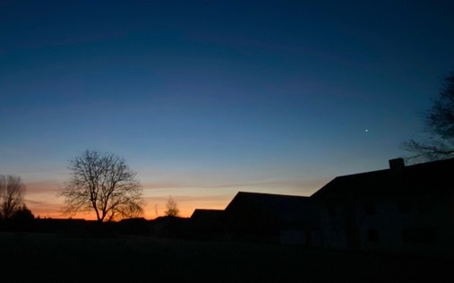 Dämmerung vor Sonnenaufgang noranger Streifen am Horizont nrechts leuchtet im dunkelblauen Himmel ein „Morgenstern“?