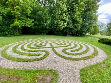 ein Labyrinth in einer Wiese mit einer Kaffeetasse drin