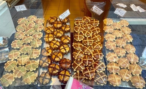 viererlei Varianten der lokalen Spezialität „Leipziger Lerche“ in unterschiedlichen Teig und Füllungsvarianten in dem Schaufenster einer Bäckerei 