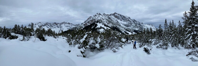 Panorama von verschneiten Bergen. Steinernes Meer links und Hochkönig rechts 