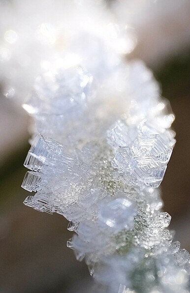 geschichtete Eiskristalle in fast sechseckiger Form