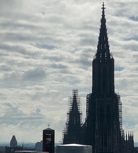 drei andere Türme der Silhouette von Ulm von einer Dachterrasse im 8. Stock fotografiert nWolken im Hintergrund 