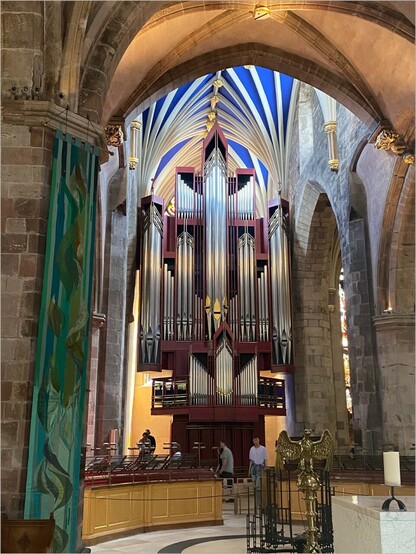 Blick quer durch die Kathedrale auf das Seitenschiff mit der großen Orgel und ihren riesigen Pfeifen und strahlend blauer Decke