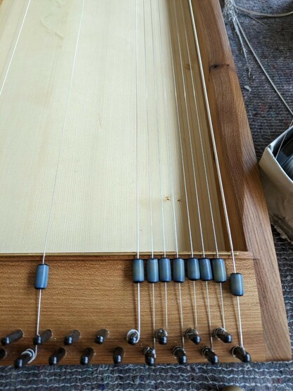 weitere 6 dünne Saiten sind aufgezogen auf ein Monochord
