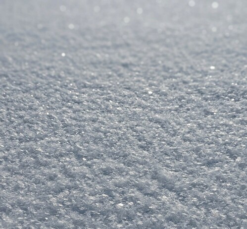 weiße glitzernde Schneeoberfläche