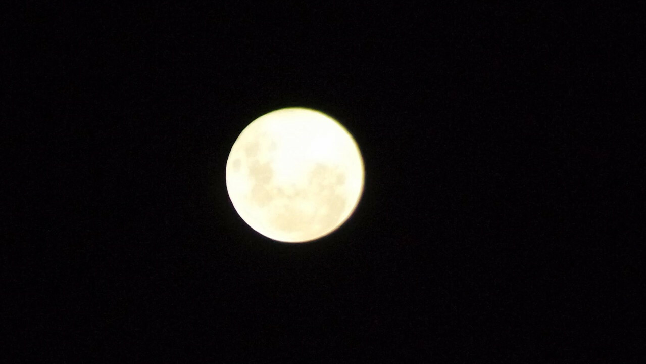 Una imagen de la luna llena del día de hoy, apenas recortada y achicada para rellenar casi todo el tamaño de la imagen.</p><p>La luna tiene un color un poco cremoso, tal como se veía al aparecer en el horizonte sobre las cierras de la tierra de nuestros nietos.</p><p>mientras que el borde de la izquierda, del lado norte de la luna parece bien recortada, el lado sur parece algo borroso.