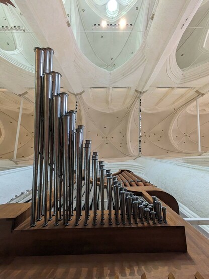waagrechte Orgelpfeifen von klein nach lang anwachsend von unten gegen den Kirchenhimmel fotografiert