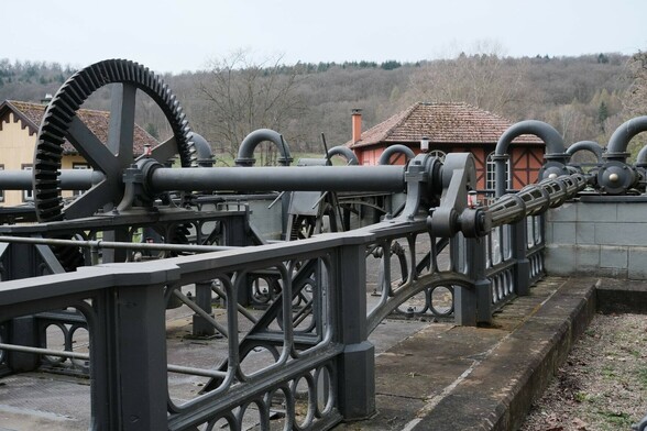 eine alte Pumpstation mit großen Rädern und Gestänge
