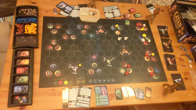 Bild von oben von einem Tisch, auf dem das Brettspiel "Sternenfahrer von Catan" aufgebaut ist. Situation ist mitten im Spiel mit 3 Spielern.