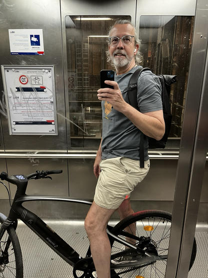 Fahrstuhlselfie im Fahrstuhl vom Alten Elbtunnel. Ich sitze auf meinem Fahrrad und fotografiere mich in die spiegelnde Seitenwand des Fahrstuhls. 