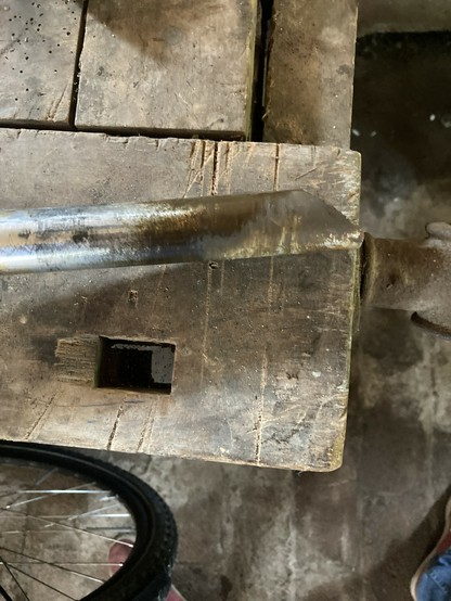 Das korrodierte Ende einer Sattelstütze auf einer alten Hobelbank