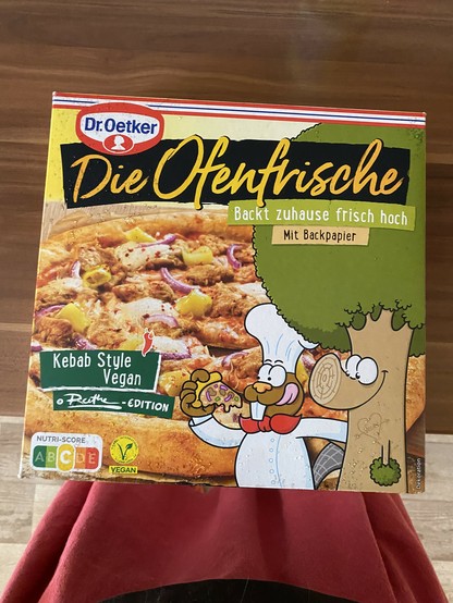 Eine „Die Ofenfrische“-Pizza in der Ruthe-Edition Kebab Style vegan.

Auf dem Pizzakarton ist eine gedruckte Zeichnung von Ralph Ruthe seiner Baum und Bieber-Cartoons. 