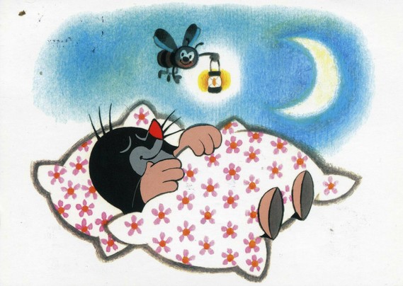 Der kleine Maulwurf schläft in Blümchen-gedeckter Bettwäsche. Eine Biene hält über ihm eine Laterne. Im Hintergrund scheint die Mondsichel.