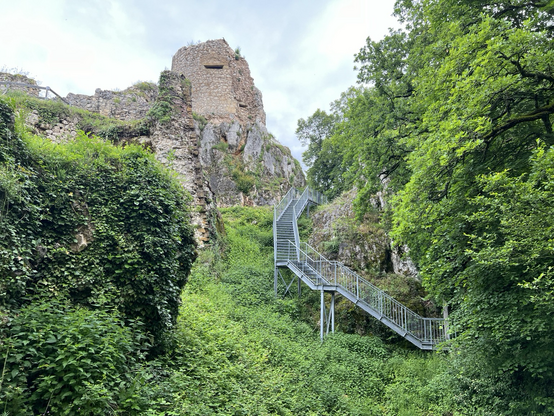 Burgmauer mit Rundturm, steile Metall Treppe führt hinauf