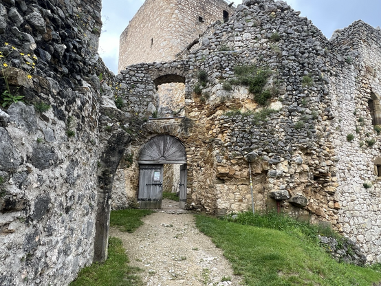 Eingang zur Burg mit Hoftor