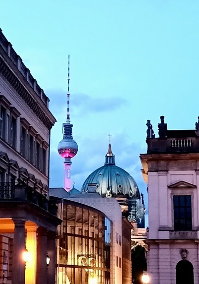 Zwischen 2 alten Häusern Blick auf den Fernsehturm und die Kuppel des Berliner Doms.