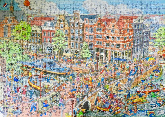 Legpuzzel de afbeelding is een tekening waarop van alles gebeurt in Amsterdam op koningsdag bij de Noorder kerk.