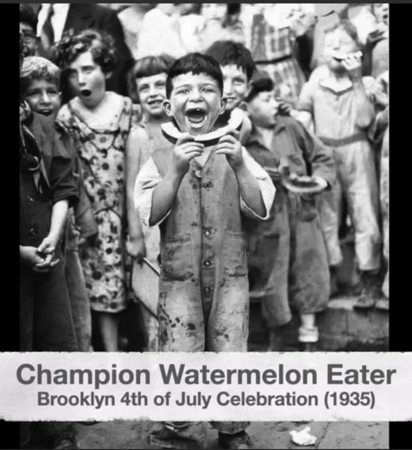 Bild eines Kindes, das 1935 einen Wassermelonen-Esswettstreit gewonnen hat und grinst wie ein Honigkuchenpferd.