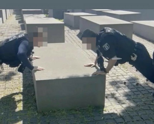 Polizisten machen Portübungen am Holocaust Mahnmal.