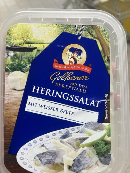 Abgepackter Fischsalat mit der Aufschrift „ Spreewälder Spitzenqualität - Heringssalat“