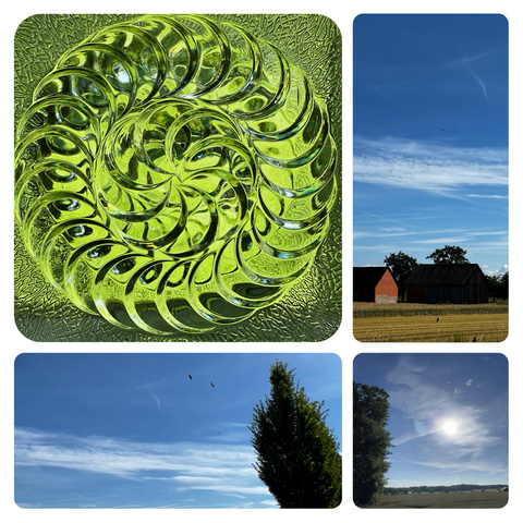 Eine Collage: blauer Himmel, zarte Schleierwolken, kreisende Raubvögel, ein Storch auf einem Feld vor einer Scheune und ein Glasbaustein in schneckenform.