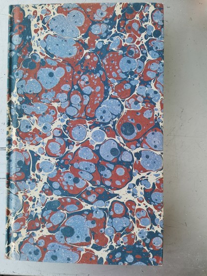 Bild eines Buchs mit marmoriertem Einband