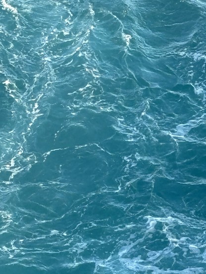 türkises Wasser mit leichten Wellen ins weißen Schaumkronen.
Mittelmeer. 