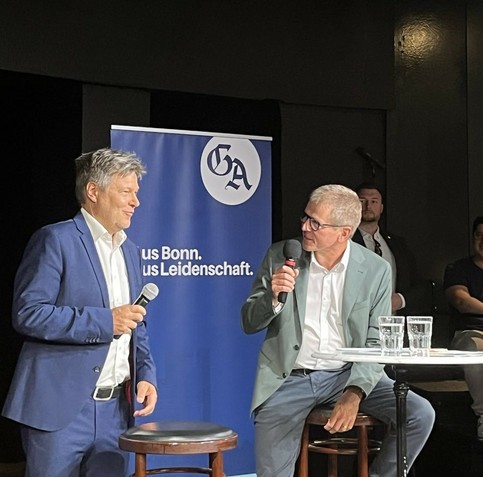 Bundeswirtschaftsminister Robert Habeck beim Bürgerdialog in Bonn am 9. Juli 2024. Neben ihm sitzt Helge Matthiesen, Chefredakteur vom General-Anzeiger Bonn.