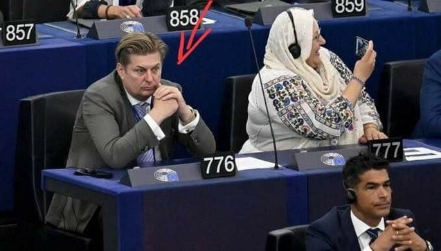 Bild mit Maximilian Krah (AfD) und Diana Iovanovici-Sosoaca (S.O.S. Romania) nebeneinander im Europaparlament… Sie Kopftuch.