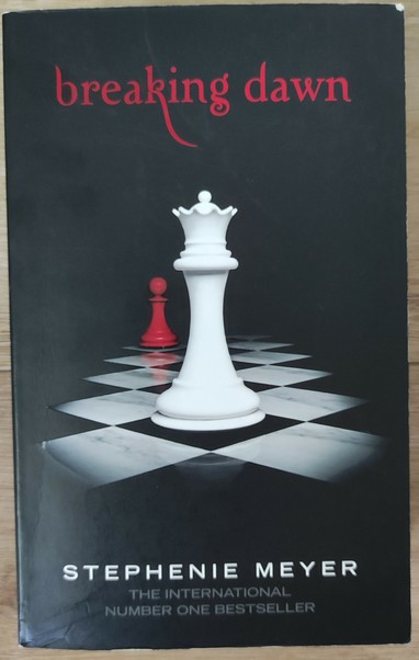 Taschenbuch | schwarz mit roter Titelschrift, mittig ein Auszug eines Schachbrettes in schwarz/weiß, darauf im Vordergrund eine Schachfigur = weißer König und im Hintergrund eine Schachfigur = roter Bauer | Titel 