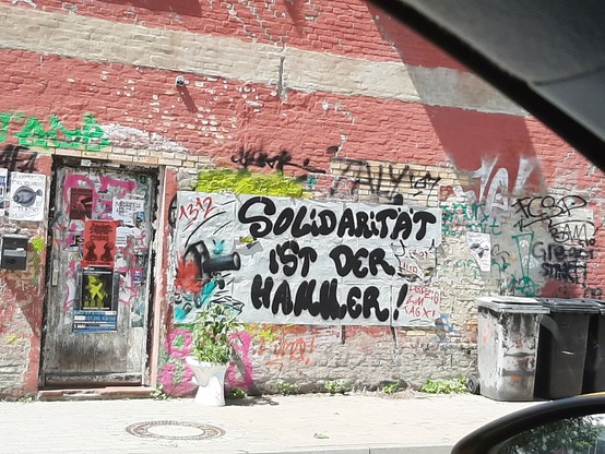 Grafitti am einer Wand in Flensburg:
Solidarität ist der Hammer!