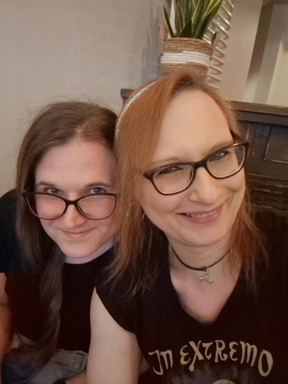 Selfie von zwei Frauen, die beide in die Kamera grinsen.
