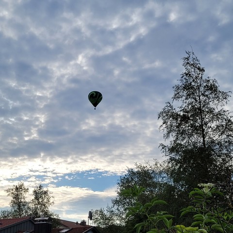 Ballon vor den Wolken 
