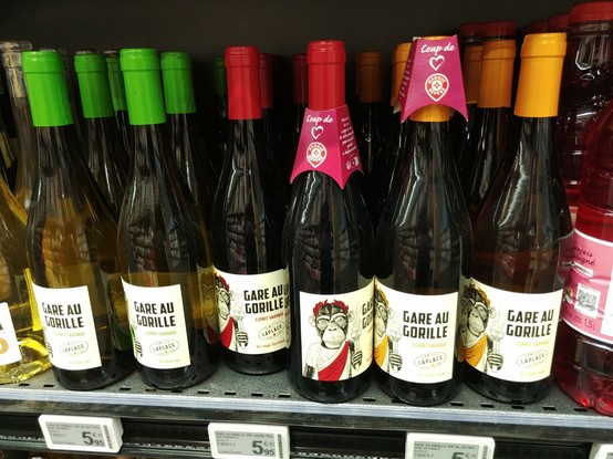 Weinflaschen im Supermarktregal beschriftet mit der Marke 