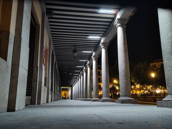 Foto. Säulenreihe, nachts.