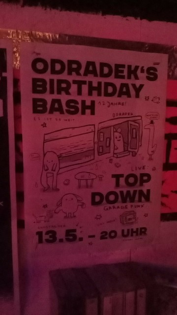 Schwarzweiß kopiertes plakat für eine Party, Überschrift 'Ordradek's Birthday Bash', darunter die Zeichnung der Fensterfront eines Ladenlokals, rechts unten der Text TOP DOWN, unten Datum und Uhrzeit.