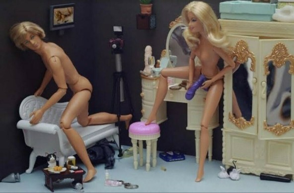 Ken und Barbie mit Dildo. 