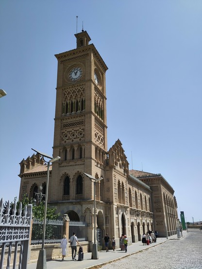 Foto. Bahnhofsgebäude mit Turm.