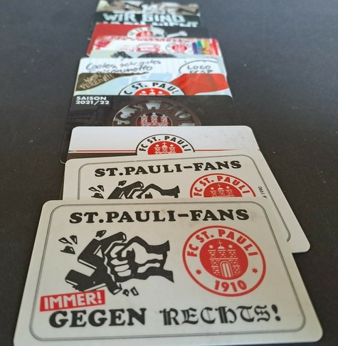 Eine Reihe Dauerkarten des FC St.Pauli der letzten Jahre, die neueste am unteren Bildrand