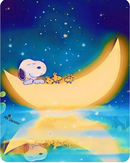 Snoopy und drei Woodstocks in einem Halbmond unter dem Sternenhimmel.
Der Halbmond spiegelt sich auf einer Wasseroberfläche, dadurch entsteht die Illusion eines Bootes. 