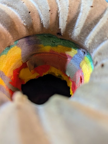 Innenansicht eines Gugelhupfkuchens in dem Regenbogenfarben geschichtet sind