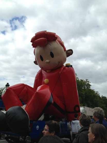 Eine aufblasbare Comicfigur schwebt bei einer Parade über den Köpfen der Zuschauer