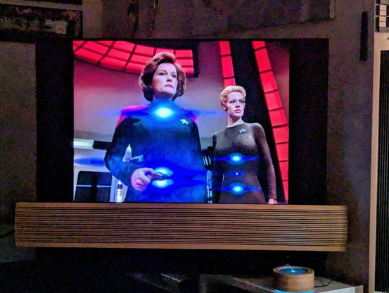 Standbild einer Folge Star Trek Voyager mit Janeway und Seven of Nine.