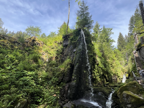 Wasserfall von einer Felsnase