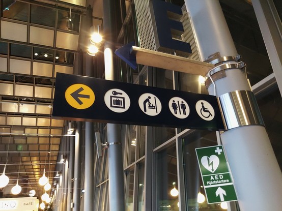 Piktogramme am Flughafen Stockholm Arlanda, die jenen der RFI in italienischen Bahnhöfen zum Verwechseln ähnlich sehen.