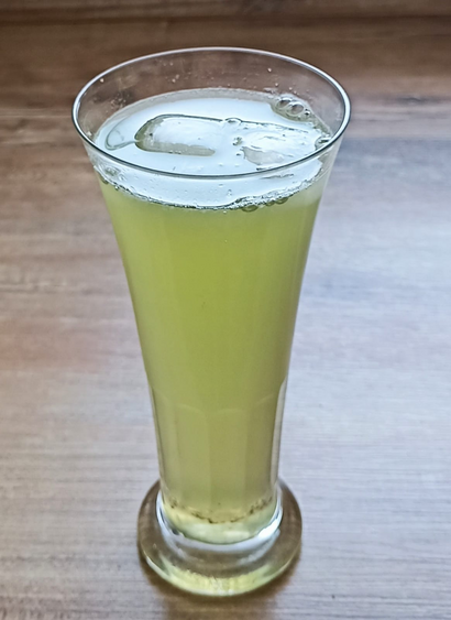 in einem alten schmalen Bierglas ein grünes Getränk mit Eiswürfeln